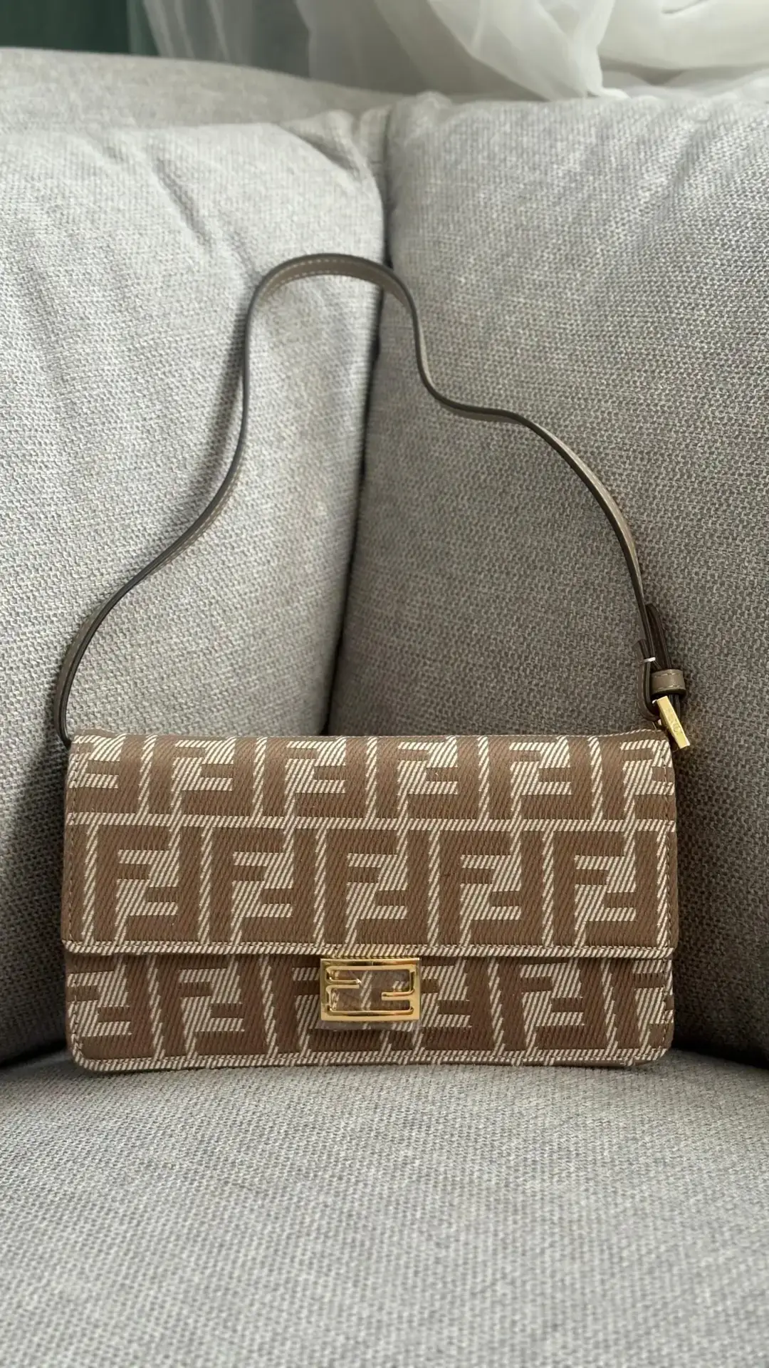 FENDI BAGUETTE SHOULDER BAG FENDI BAGUETTE SHOULDER BAG
