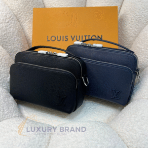 LOUIS VUITTON Messenger Bag