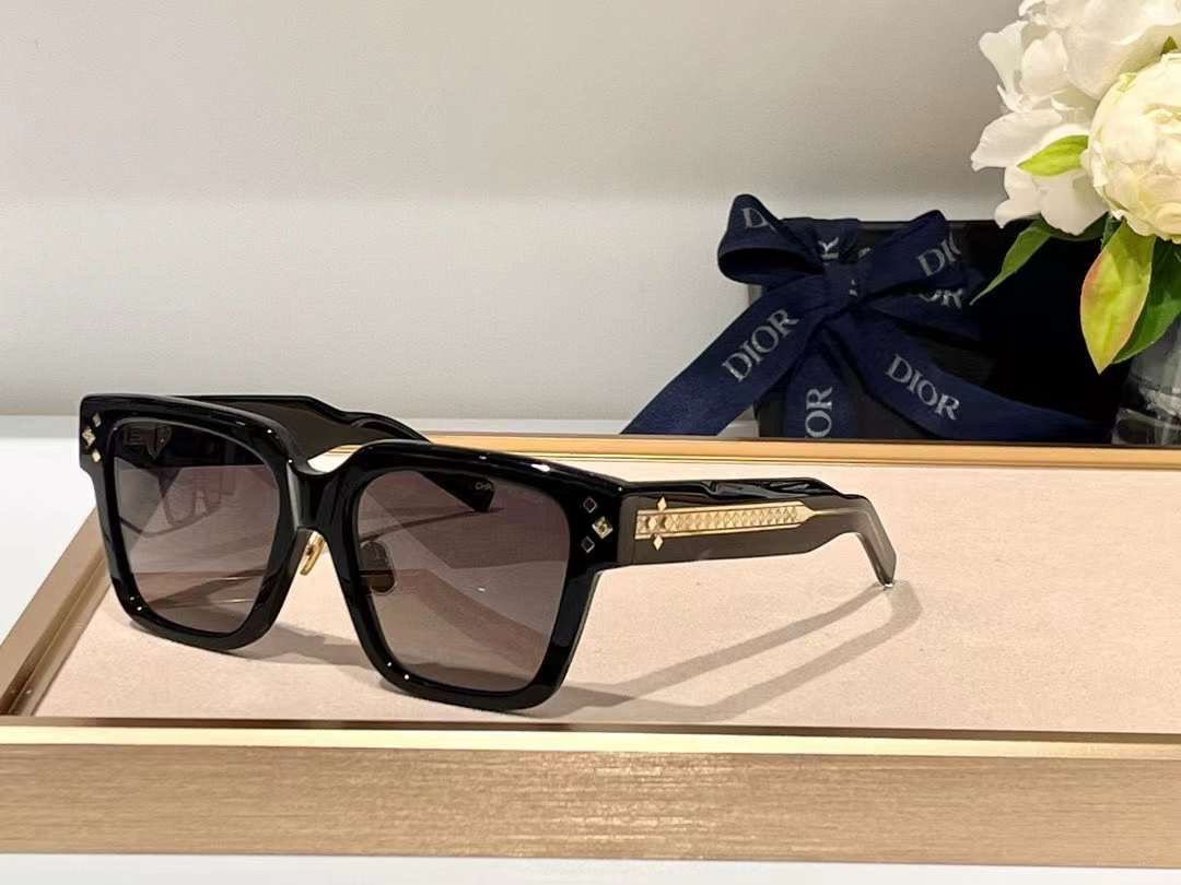 CHRISTIAN DIOR