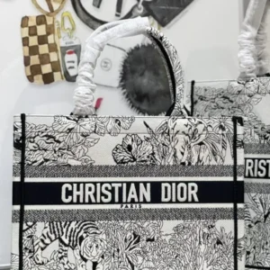 Design MEDIUM BOOK TOTE for women - Dubai Fashion LUX