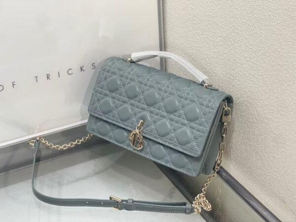 DIOR