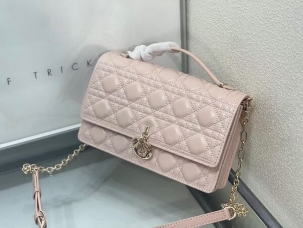 DIOR